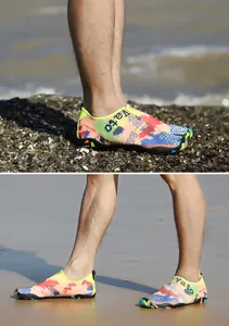 Zapatos de agua de secado rápido con patrones de grafiti coloridos en playa y rocas