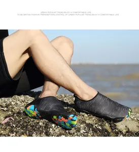 Zapatos de playa de secado rápido con suelas antideslizantes de colores sobre las rocas