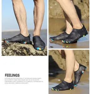 Zapatos de agua de secado rápido con suelas de goma coloridas en una playa rocosa