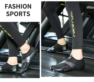 Dettaglio scarpe da acqua antiscivolo su tapis roulant che mostrano il tessuto elastico