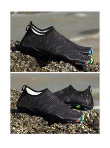 Detalle de zapatos de agua negros de secado rápido sobre rocas en la costa