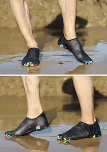 Detalle de zapatos acuáticos de secado rápido con protectores de colores en la playa