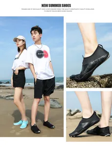 Coppia che indossa scarpe da spiaggia ad asciugatura rapida in azzurro e nero sabbia