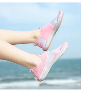 Scarpe da scoglio rosa e blu in tessuto traspirante con suole in gomma antiscivolo all'aperto