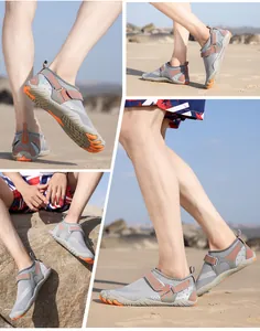 Détails des chaussures d'eau avec mesh gris et semelle en caoutchouc orange antidérapante