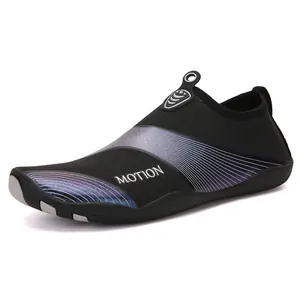 Scarpe da scoglio nere con sfumature blu e suola in gomma antiscivolo per il nuoto
