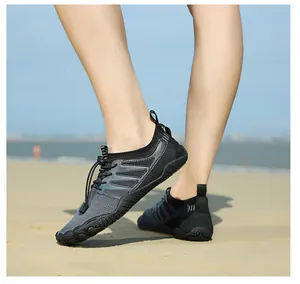 Dettaglio del sistema di allacciatura rapida e mesh traspirante su scarpe da scoglio