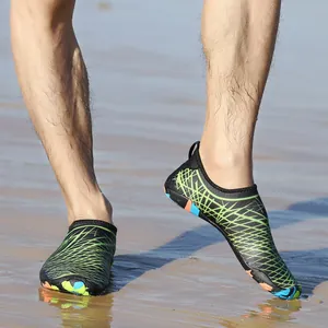 Zapatillas de agua de secado rápido para playa y senderismo con diseño negro y verde