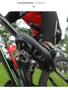 Primer plano de pedal automático para MTB con zapatillas de ciclismo de ruta