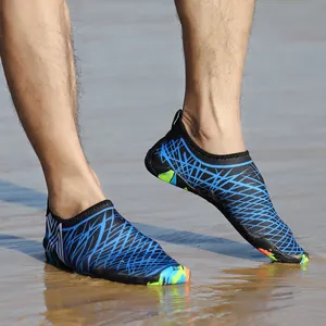 Zapatos de playa ligeros de secado rápido con diseño azul y suela de goma arcoíris