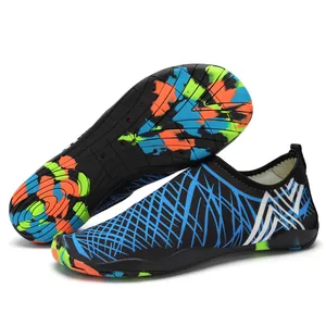 Zapatos acuáticos de secado rápido con patrones coloridos y suela antideslizante