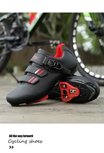 Detalle de zapatilla de ciclismo con parte superior transpirable y cala roja de 3 agujeros