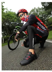 Detalle de zapatillas de ciclismo con triple sistema de ajuste y puntera de zapato transpirable