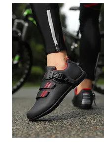Vista exterior de zapatillas de ciclismo negras con orificios y cierre de hebilla giratoria