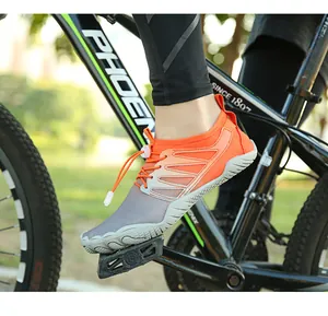 Dettaglio di scarpe da nuoto traspiranti con suola in gomma antiscivolo per il ciclismo