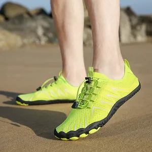 Zapatos de agua de secado rápido verde neón para senderismo y playa con suela antideslizante