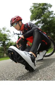 Detalle de zapatillas MTB blancas con suela rígida SPD y tacos para ciclismo de montaña