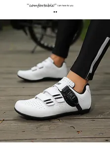Detalle de zapatillas de ciclismo blancas con perforaciones y sistema de cierre de dial