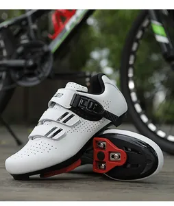 Detalle de zapatilla de ciclismo blanca con perforaciones láser y calas rojas
