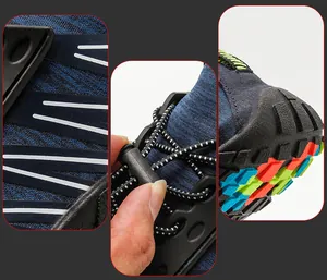 Détail de chaussures d'eau bleues avec laçage rapide et semelle extérieure antidérapante