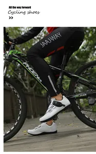 Primer plano de zapatillas de ciclismo blancas con cierre rotativo y diseño transpirable