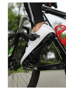 Foto exterior de zapatillas blancas de ciclismo de montaña con hebillas giratorias y suela de goma