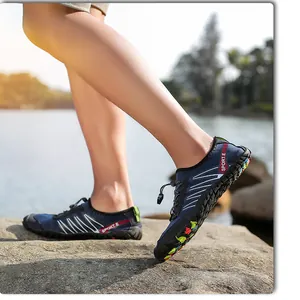 Détail de chaussures aquatiques bleu marine avec tissu respirant et semelle antidérapante