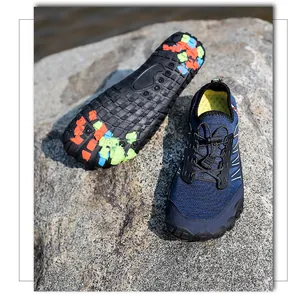 Détail du laçage rapide et protection des orteils sur chaussures d'eau bleues