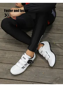 Detalle de zapatillas blancas de ciclismo de carretera con orificios de ventilación