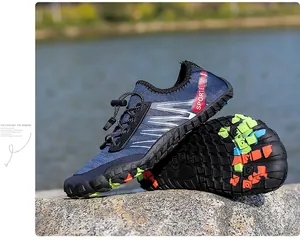 Chaussures d'eau de sport avec semelles antidérapantes sur rochers en plein air