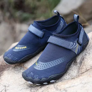 Chaussures d'eau bleu foncé avec scratch et semelle en caoutchouc antidérapante