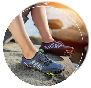 Détail de chaussures aquatiques avec semelle antidérapante sur des rochers extérieurs