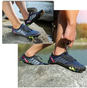 Détail de chaussures de wading avec laçage rapide et adhérence verte sur les rochers