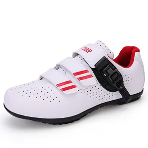 Zapatillas de ciclismo de carretera blancas con orificios y cierre de trinquete