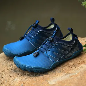 Scarpe da scoglio sfumate blu con suole in gomma antiscivolo e sistema di lacci rapidi