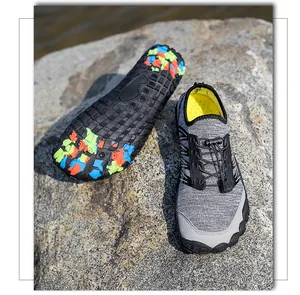 Détail de chaussures d'eau gris séchage rapide avec semelle antidérapante sur rocher