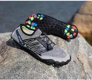 Détail de chaussures aquatiques gris foncé avec semelle en caoutchouc antidérapante