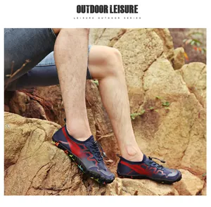 Détail de chaussures aquatiques avec mesh respirant et semelles en caoutchouc antidérapantes