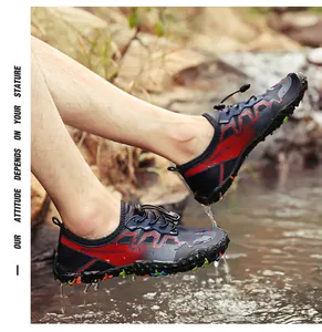Vue détaillée de chaussures aquatiques avec semelle antidérapante dans un ruisseau