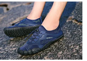 Vue détaillée des chaussures aquatiques séchage rapide avec semelle en caoutchouc noir