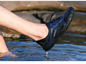 Détail de chaussures aquatiques bleu foncé avec semelle antidérapante dans l'eau vive