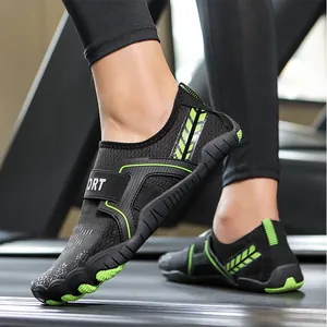 Scarpe acquatiche da uomo nero e verde neon per escursionismo e sport sulla spiaggia