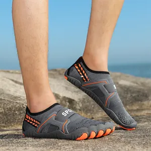 Scarpe acquatiche ad asciugatura rapida in grigio scuro e arancio per escursionismo