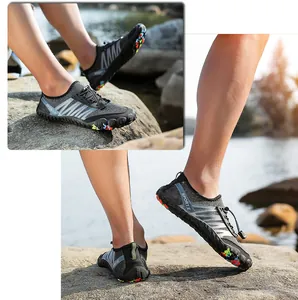Détail de la semelle antidérapante de chaussures aquatiques sur des rochers humides