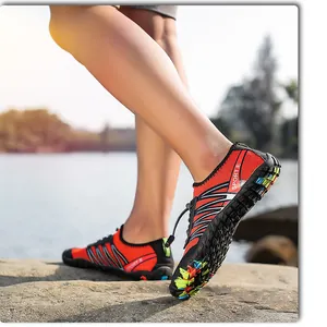 Gros plan sur la semelle antidérapante et la maille rouge de cette chaussure aquatique
