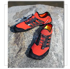 Détail de chaussures de sport nautique orange respirantes avec lacets élastiques