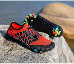 Détail de chaussure aquatique rouge à séchage rapide avec semelle antidérapante