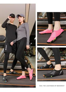 Dettaglio di scarpe sportive leggere in rete traspirante con suole in gomma antiscivolo