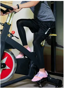 Chaussures aquatiques roses à séchage rapide portées pendant une séance de sport