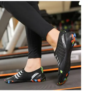 Dettaglio di scarpe da scoglio traspiranti con suole antiscivolo su tapis roulant